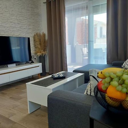 Valux Apartman Pula Buitenkant foto