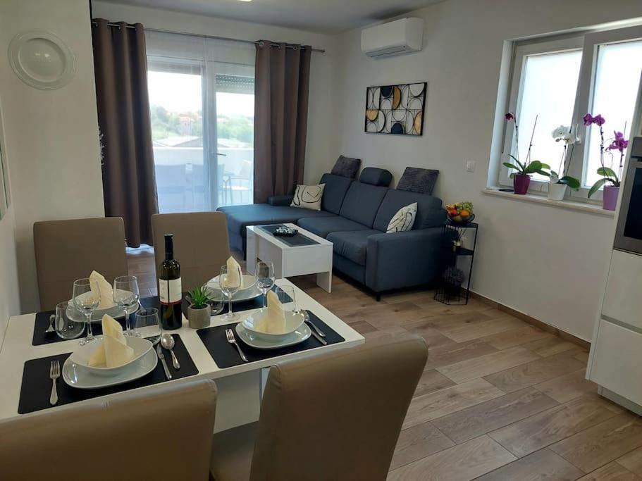 Valux Apartman Pula Buitenkant foto