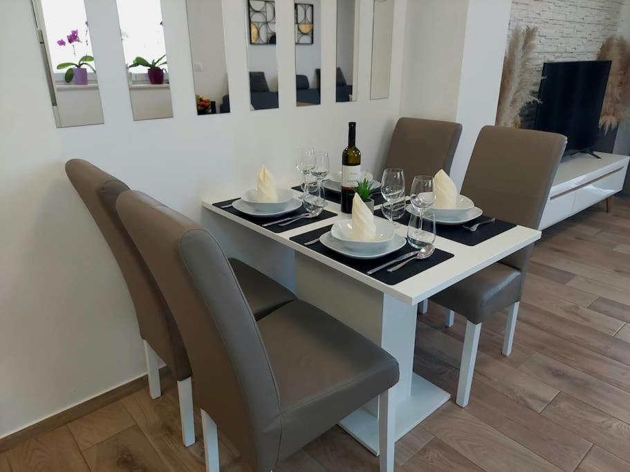Valux Apartman Pula Buitenkant foto