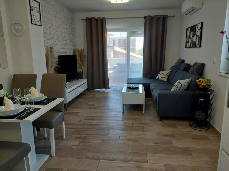 Valux Apartman Pula Buitenkant foto