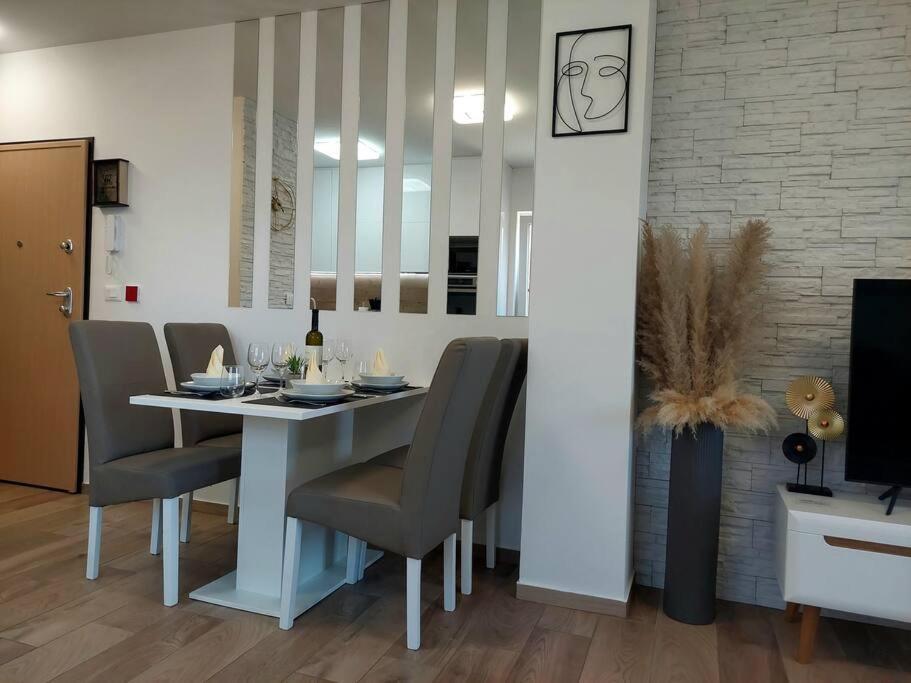 Valux Apartman Pula Buitenkant foto