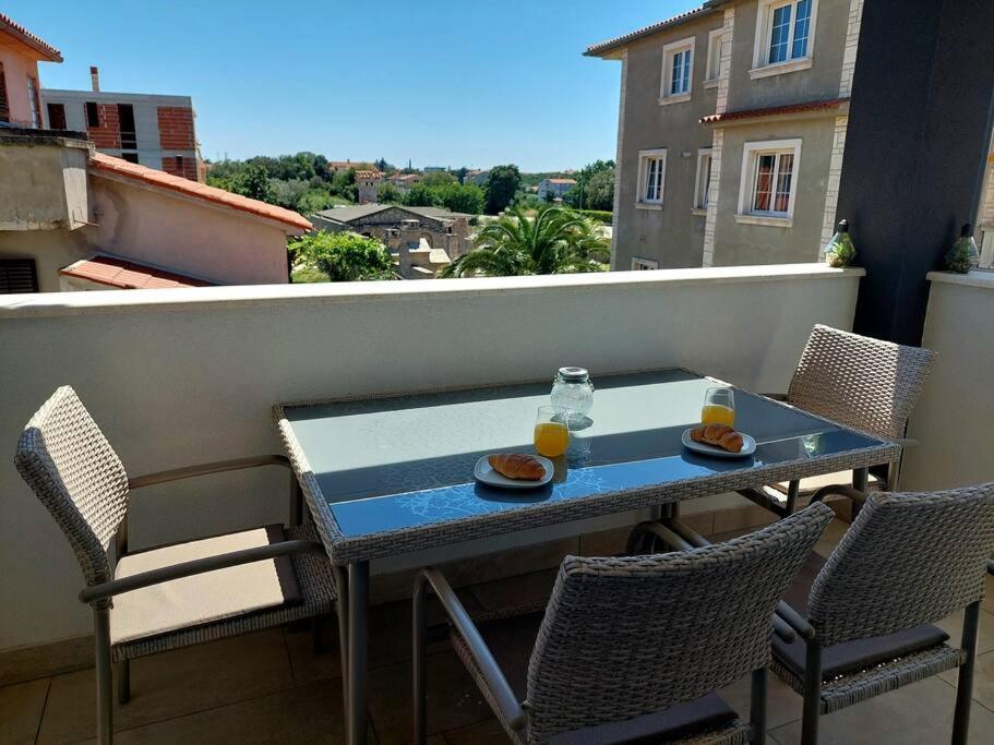Valux Apartman Pula Buitenkant foto