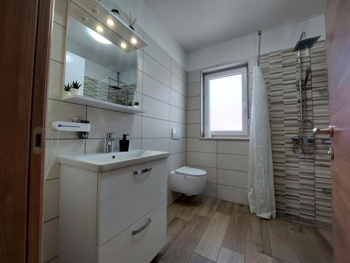 Valux Apartman Pula Buitenkant foto