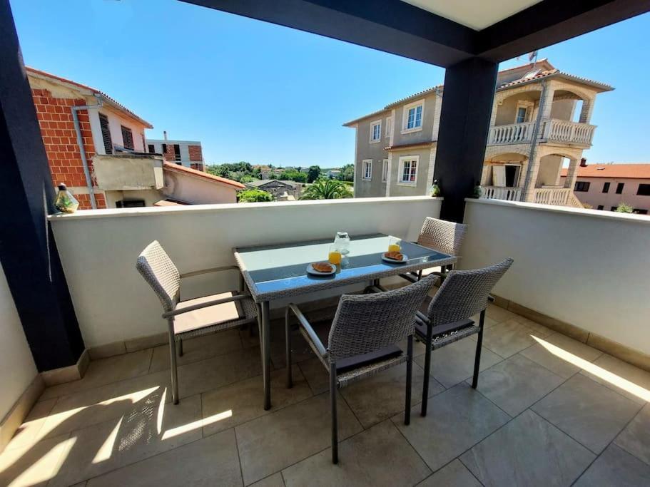 Valux Apartman Pula Buitenkant foto